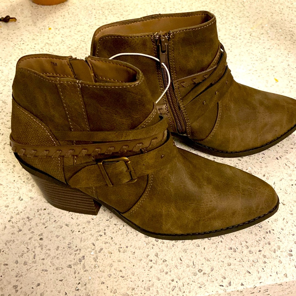 NWT! Jellypop Gray Short Embellished Zip Up Ankle Boots Sz 7 with heel!